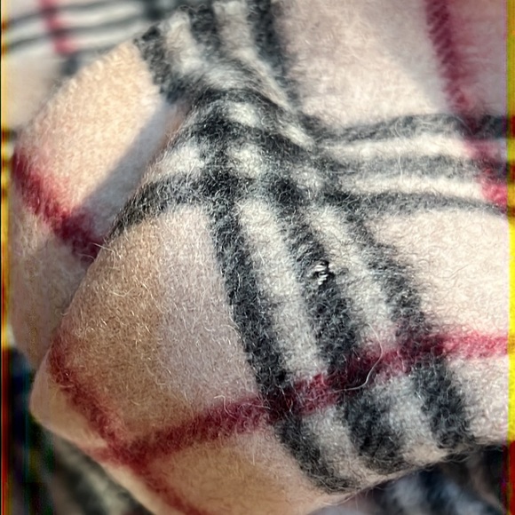 Burberry 100% lambswool scarf - Picture 5 of 5